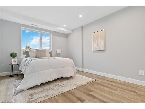 215-34 Norman Street, Brantford, ON - Indoor Photo Showing Bedroom