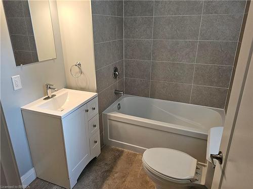 5-427 Colborne Street, Brantford, ON - Indoor Photo Showing Bathroom