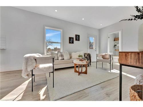 15 Gordon Street, Brantford, ON - Indoor Photo Showing Living Room