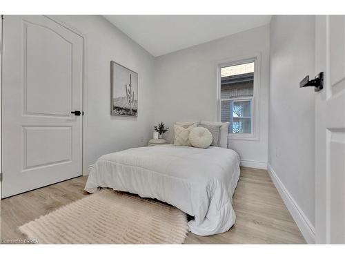 15 Gordon Street, Brantford, ON - Indoor Photo Showing Bedroom