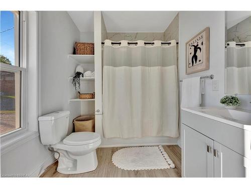 15 Gordon Street, Brantford, ON - Indoor Photo Showing Bathroom