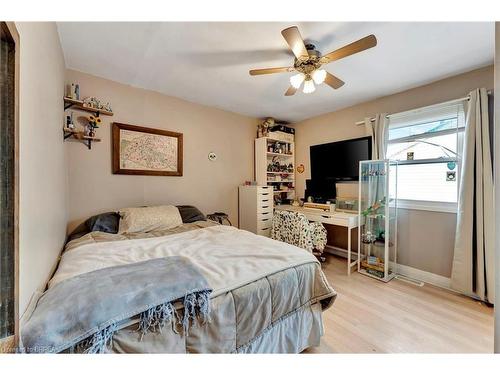 216 Brock Street, Brantford, ON - Indoor Photo Showing Bedroom