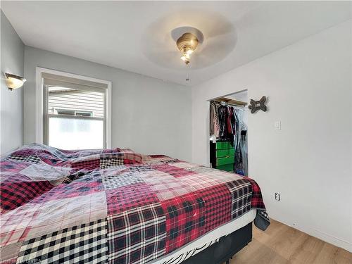 6 Beverly Drive, Peacock Point, ON - Indoor Photo Showing Bedroom