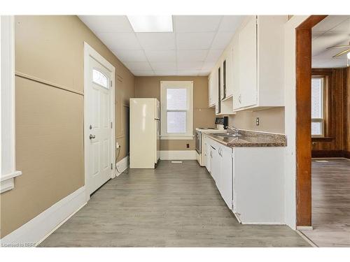 29/31 London Street, Tillsonburg, ON - Indoor Photo Showing Kitchen