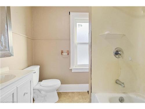 29/31 London Street, Tillsonburg, ON - Indoor Photo Showing Bathroom