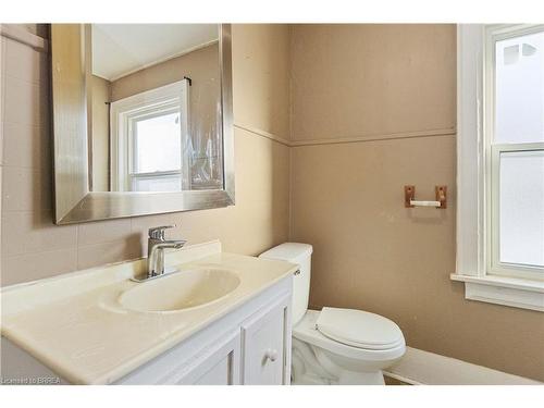 29/31 London Street, Tillsonburg, ON - Indoor Photo Showing Bathroom