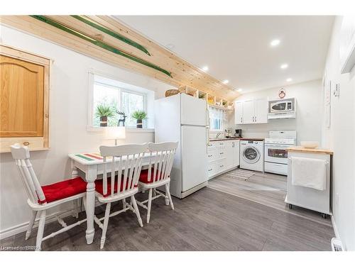 9296 Beachwood Road, Collingwood, ON - Indoor Photo Showing Laundry Room