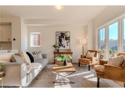 167-677 Park Road N, Brantford, ON - Indoor Photo Showing Living Room