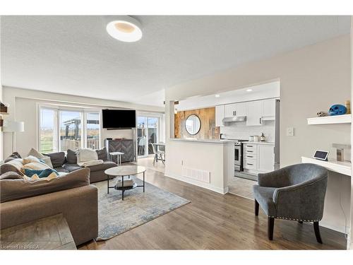 22 Fairhaven Drive, Hamilton, ON - Indoor Photo Showing Living Room