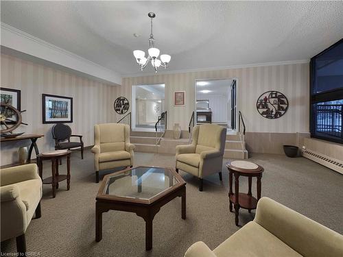 302-640 West Street, Brantford, ON - Indoor Photo Showing Living Room