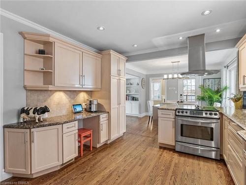 1103 Marley Crescent, Burlington, ON - Indoor Photo Showing Kitchen With Upgraded Kitchen