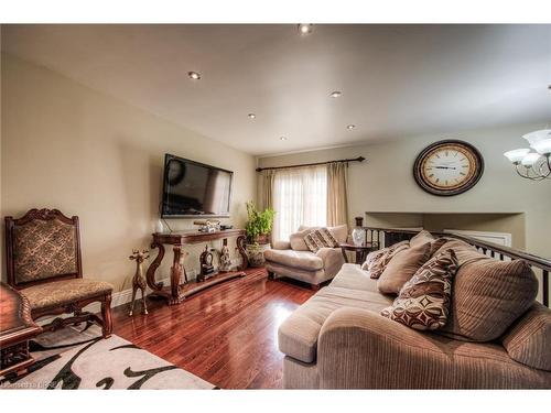 16 Mcguiness Drive, Brantford, ON - Indoor Photo Showing Living Room