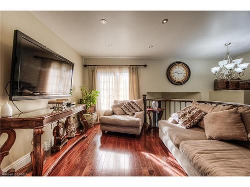 16 Mcguiness Drive, Brantford, ON - Indoor Photo Showing Living Room