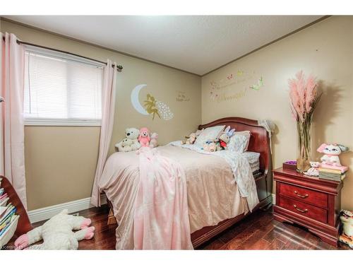 16 Mcguiness Drive, Brantford, ON - Indoor Photo Showing Bedroom