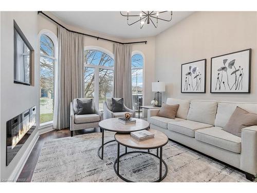 89 Court Drive, Paris, ON - Indoor Photo Showing Living Room