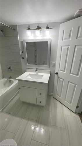 Lower-20 Davidson Court, Brantford, ON - Indoor Photo Showing Bathroom