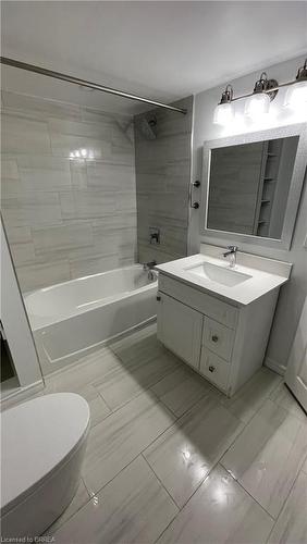 Lower-20 Davidson Court, Brantford, ON - Indoor Photo Showing Bathroom