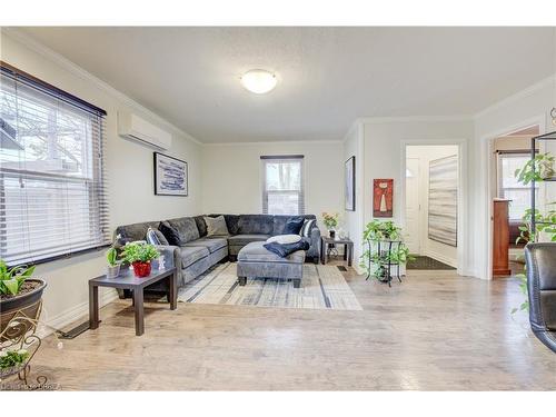 40 Division Street, Brantford, ON - Indoor Photo Showing Living Room