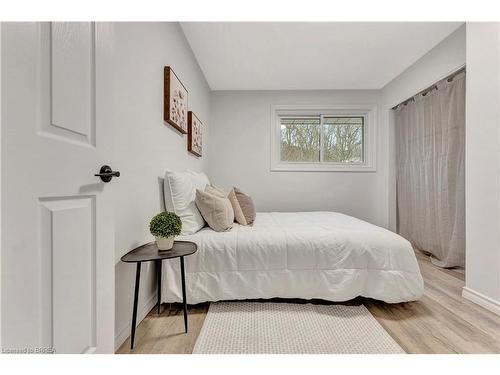 44 Raleigh Street, Brantford, ON - Indoor Photo Showing Bedroom