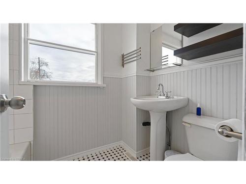 311 Sheridan Street, Brantford, ON - Indoor Photo Showing Bathroom