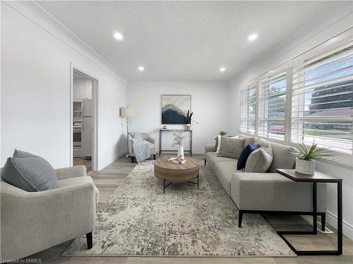 101 Ninth Avenue, Brantford, ON - Indoor Photo Showing Living Room