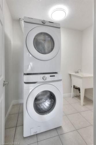 22-50 Bryan Court, Kitchener, ON - Indoor Photo Showing Laundry Room