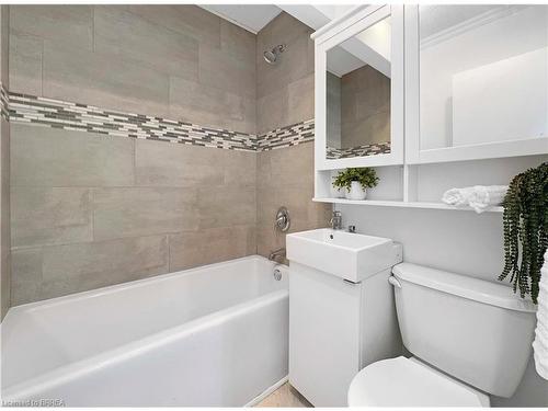 101 Ninth Avenue, Brantford, ON - Indoor Photo Showing Bathroom