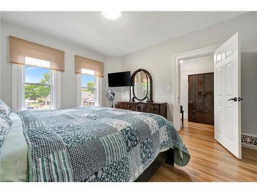 109 St Paul Avenue, Brantford, ON - Indoor Photo Showing Bedroom