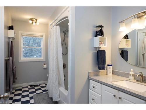 399 Pleasant Ridge Road, Brantford, ON - Indoor Photo Showing Bathroom