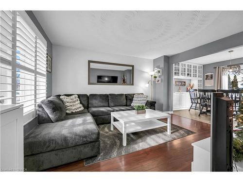 32 Kiev Boulevard, Brantford, ON - Indoor Photo Showing Living Room