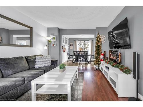 32 Kiev Boulevard, Brantford, ON - Indoor Photo Showing Living Room