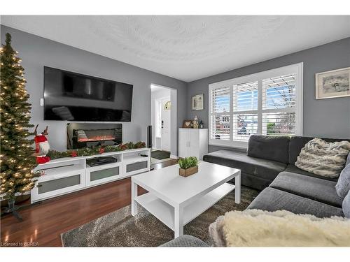 32 Kiev Boulevard, Brantford, ON - Indoor Photo Showing Living Room