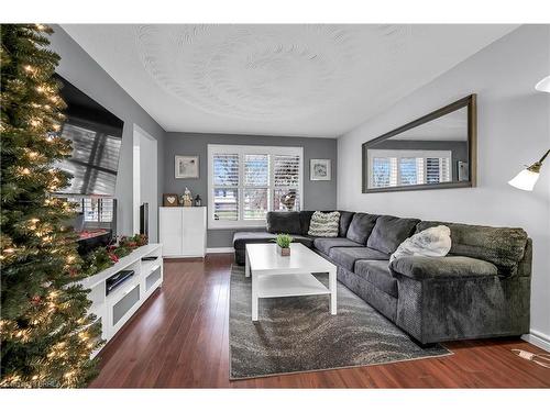 32 Kiev Boulevard, Brantford, ON - Indoor Photo Showing Living Room