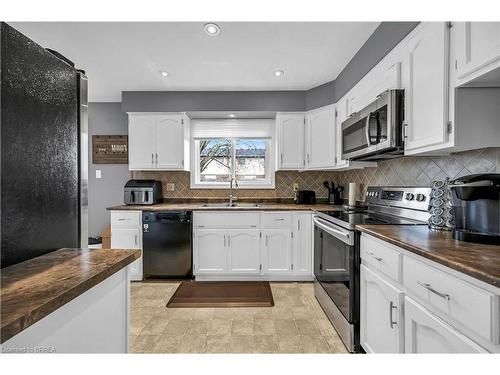 32 Kiev Boulevard, Brantford, ON - Indoor Photo Showing Kitchen With Double Sink