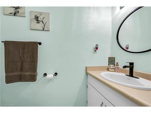 32 Kiev Boulevard, Brantford, ON - Indoor Photo Showing Bathroom