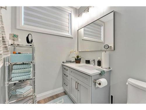 14 Hudson Drive, Brantford, ON - Indoor Photo Showing Bathroom