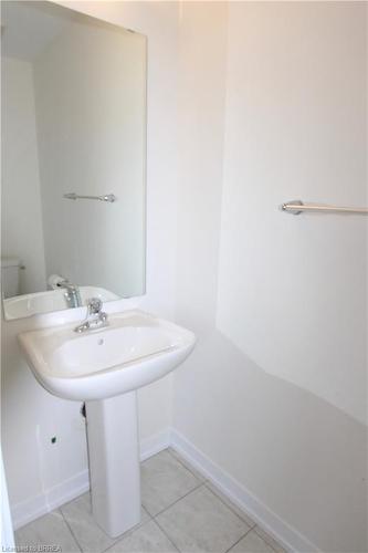 25 Baskett Street, Brantford, ON - Indoor Photo Showing Bathroom