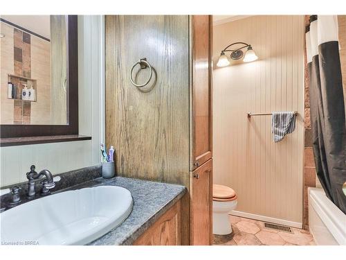 128 Aspen Street, Paris, ON - Indoor Photo Showing Bathroom