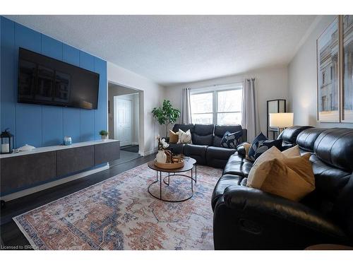 7 Fenwick Court, Brantford, ON - Indoor Photo Showing Living Room