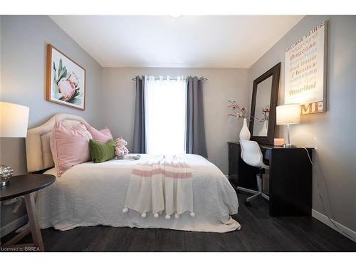 7 Fenwick Court, Brantford, ON - Indoor Photo Showing Bedroom