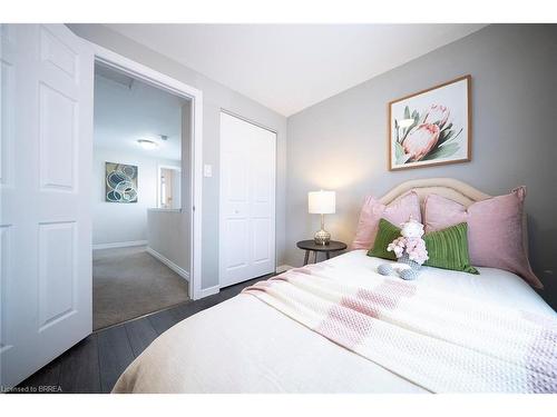 7 Fenwick Court, Brantford, ON - Indoor Photo Showing Bedroom