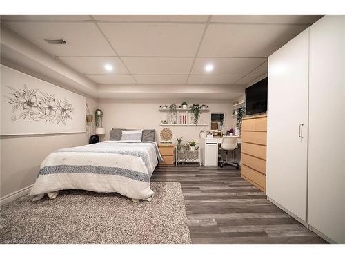 7 Fenwick Court, Brantford, ON - Indoor Photo Showing Bedroom