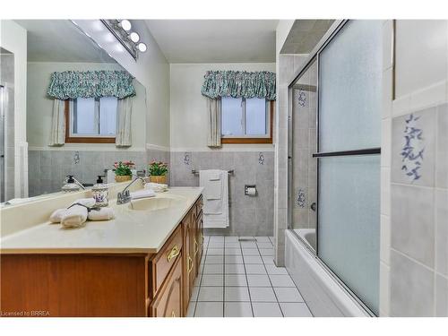 17 Shalfleet Boulevard, Brantford, ON - Indoor Photo Showing Bathroom