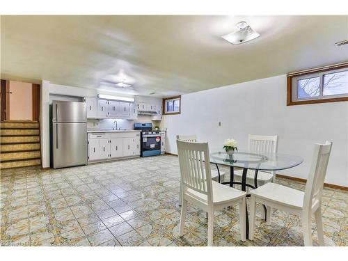 17 Shalfleet Boulevard, Brantford, ON - Indoor Photo Showing Dining Room