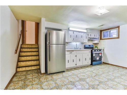 17 Shalfleet Boulevard, Brantford, ON - Indoor Photo Showing Kitchen