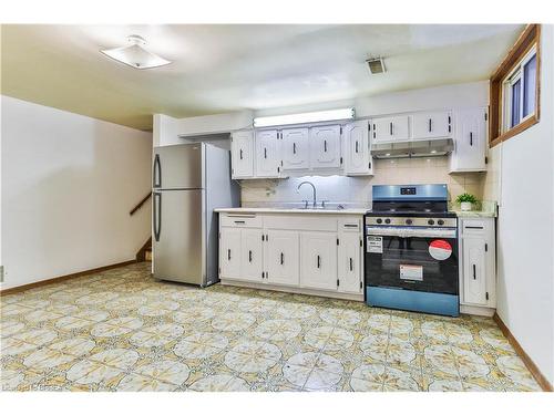 17 Shalfleet Boulevard, Brantford, ON - Indoor Photo Showing Kitchen