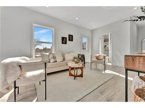 15 Gordon Street, Brantford, ON - Indoor Photo Showing Living Room