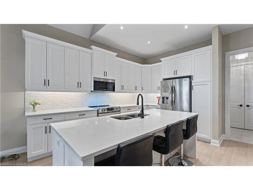 61 Swan Avenue, Fonthill, ON - Indoor Photo Showing Kitchen With Double Sink With Upgraded Kitchen