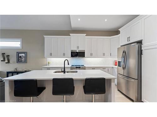 61 Swan Avenue, Fonthill, ON - Indoor Photo Showing Kitchen With Upgraded Kitchen