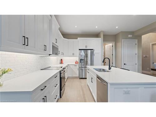 61 Swan Avenue, Fonthill, ON - Indoor Photo Showing Kitchen With Double Sink With Upgraded Kitchen